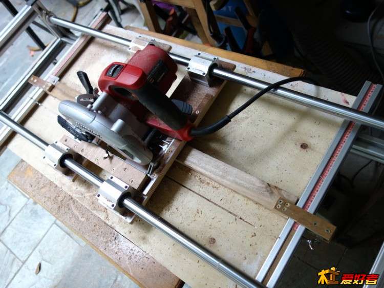 用直線光軸做的導軌鋸